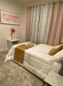 מיטה או מיטות בחדר ב-Luxurious 3 Story Townhome