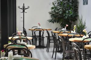 Reštaurácia alebo iné gastronomické zariadenie v ubytovaní Hotel At the Green Grape