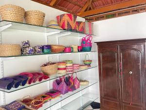 una habitación con estanterías con cestas y un armario de madera en Chola Heritage Resort, en Kāraikkudi