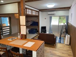 瀬戸内町にあるKoniyado Room 102 - Vacation STAY 42386vのテーブル付きの部屋、二段ベッド付きのリビングルームが備わります。