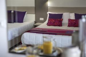 A bed or beds in a room at Hotel Boemia