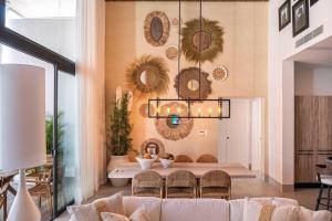 Postel nebo postele na pokoji v ubytování Casa Ferreira’s, Designer Apt w/ amazing pool