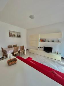 a living room with a red rug on the floor at Grazioso Bilocale alle Porte di Milano in Paderno Dugnano