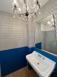 y baño con lavabo y espejo. en La terrasse, en Frontignan