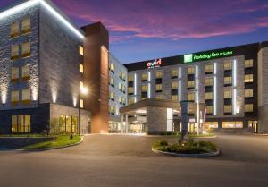 una representación de un edificio de hospital por la noche en avid hotel North Platte, an IHG Hotel, en North Platte
