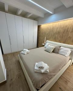 Un pat sau paturi într-o cameră la MB HOME