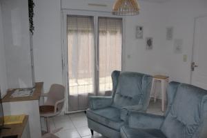 uma sala de estar com duas cadeiras e uma mesa em Tresor de Beaurains em Beaurains