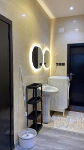 bagno con lavandino e servizi igienici di غرفة وصالة في أبها a Abha