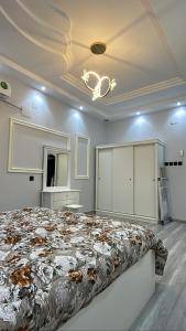 um quarto grande com uma cama grande em غرفة وصالة في أبها em Abha