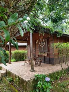 eine Terrasse vor einem Holzhaus in der Unterkunft Pousada do Cowboy in Sapucaí-Mirim