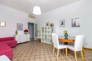 a living room with a red couch and a table at Casa Mansi in Scala