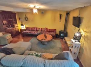 Sala de estar con 2 sofás y mesa en Hachazuelas7, en Moralzarzal