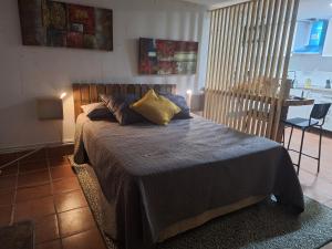 Un dormitorio con una cama con almohadas. en Hachazuelas7, en Moralzarzal