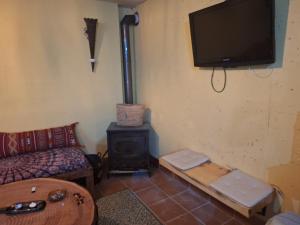 ein Wohnzimmer mit einem Sofa und einem Herd in der Unterkunft Hachazuelas7 in Moralzarzal