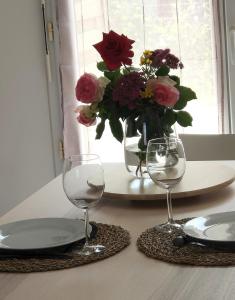 uma mesa com dois copos e um vaso de flores em Tresor de Beaurains em Beaurains
