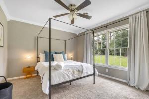1 dormitorio con 1 cama y ventilador de techo en Cozy - Organic Modern - Bungalow - FSU en Tallahassee