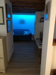 威尼斯的住宿－Ninette Home，一间房间中带蓝色灯的走廊