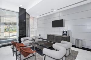 阿林頓的住宿－Unique Luxury Apt with Rooftop @Pentagon City，客厅配有桌椅和电视。