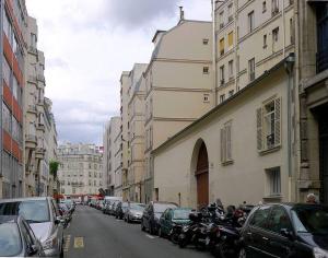 a city street with cars parked on the side of the road at Studio calme à Bastille, proche Seine & Gare de Lyon in Paris