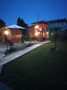 podwórko z dużym drewnianym domem z oświetleniem w obiekcie Romantic Gipsy w mieście Ivrea +11 zdjęć