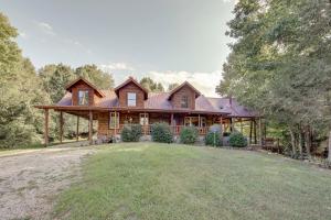 Peaceful Whitley City Cabin on 10 Wooded Acres!