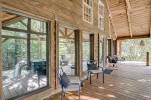 una veranda schermata di una casa con finestre in vetro di Peaceful Whitley City Cabin on 10 Wooded Acres! a Whitley City