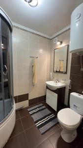 y baño con aseo y lavamanos. en 2 room Apartment on Gagarina 102, en Dnipro