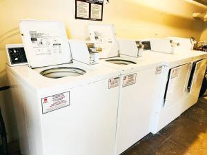 una lavadora y secadora blancas en una habitación en Studio/ Downtown San Jose/Parking/laundry/SJSU en San José