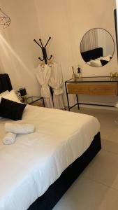 a bedroom with a bed and a dresser and a mirror at מצפור הכנרת- דירת גן לאירוח in Tiberias