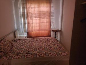 1 dormitorio con 1 cama con edredón en Bahçeli Müstakil Daire en Burhaniye