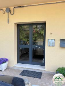 una puerta corredera de cristal en el lateral de un edificio en Montefortino Sibillini House, en Montefortino