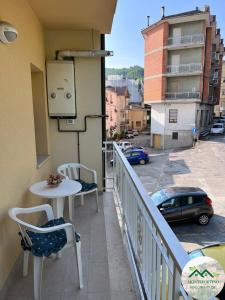 - Balcón con mesa y sillas en un edificio en Montefortino Sibillini House, en Montefortino
