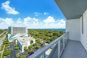- Balcón con vistas a un edificio en QUADRO RESIDENCES BY IONICA, en Miami