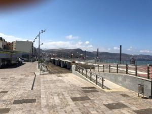 une promenade au bord de l'eau avec une jetée dans l'établissement Casa playa Las Canteras, à Las Palmas de Gran Canaria