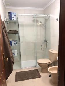 une salle de bain avec douche et toilettes dans l'établissement Casa playa Las Canteras, à Las Palmas de Gran Canaria