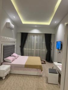 um quarto com uma cama e uma televisão em Villa Marina 6 First Row on The Lake em El Alamein