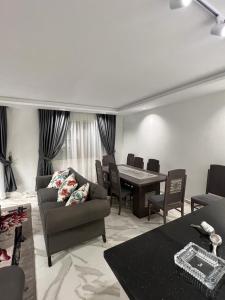 uma sala de estar com um sofá e uma mesa em Villa Marina 6 First Row on The Lake em El Alamein