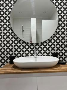 uma casa de banho com um lavatório branco e um espelho. em Villa Pia em Fethiye