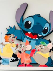 un dibujo animado de ratones ratones y tontos en THE ENCHANTED HOUSE ( 15 min walk to Disney), en Serris