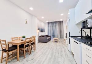 eine Küche und ein Wohnzimmer mit einem Tisch und Stühlen in der Unterkunft Apartamento Altimiras 'Las Ventas' in Madrid