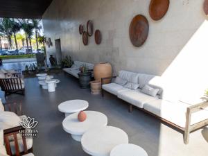 ein Wohnzimmer mit weißen Sofas, Tischen und Stühlen in der Unterkunft Beautiful Aria Ocean 401 QueridaEstancia in Nuevo Vallarta