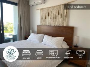 - une chambre avec un lit et une tête de lit en bois dans l'établissement Beautiful Aria Ocean 401 QueridaEstancia, à Nuevo Vallarta