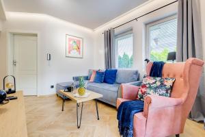 ein Wohnzimmer mit einem Sofa und einem Tisch in der Unterkunft Apartament LUX Giewont View Droga Do Walczaków 30 by RentiloPL in Zakopane