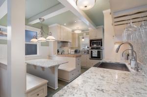 een keuken met witte kasten en marmeren aanrechtbladen bij Wallingford Oasis in Seattle