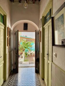um corredor com uma porta aberta com vista para o oceano em Cozy Studio en Casa con Encanto em Caleta de Interián