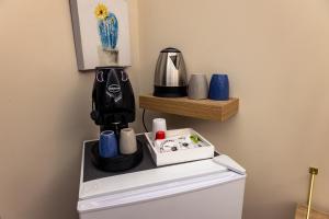Sadržaji za pripremu kafe i čaja u objektu Daria's home apartment rooms