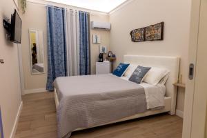 Кровать или кровати в номере Daria's home apartment rooms