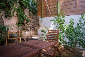 伊斯坦堡的住宿－Sleek and Central，花园内的木桌和椅子