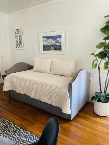 uma cama num quarto com uma planta e uma cadeira em NY3182-9 Private Office w Double SofaBed Keypad em Unionport