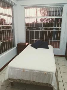 מיטה או מיטות בחדר ב-Room in House - Habitacion Y Bano Independientes